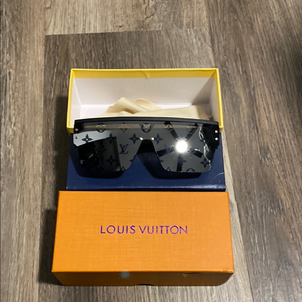 Louis Vuitton Black Monogram Sunglasses - Picture 2 of 3